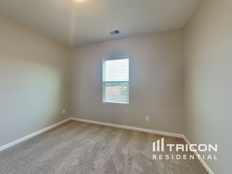 Building Photo - 158 Ingle Dr