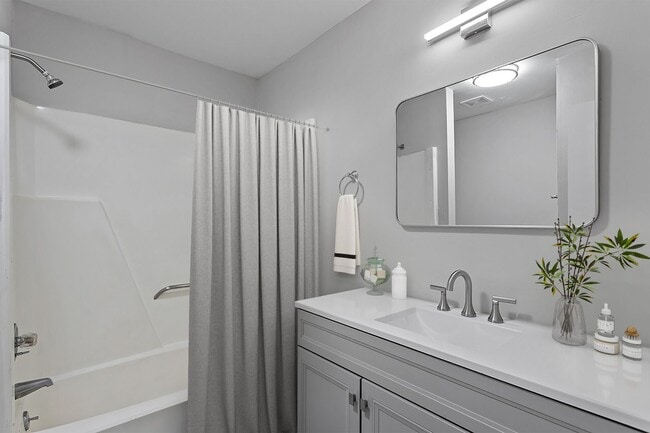 Building Photo - Beautiful 2 Bedroom 1.5 Bath Townhome