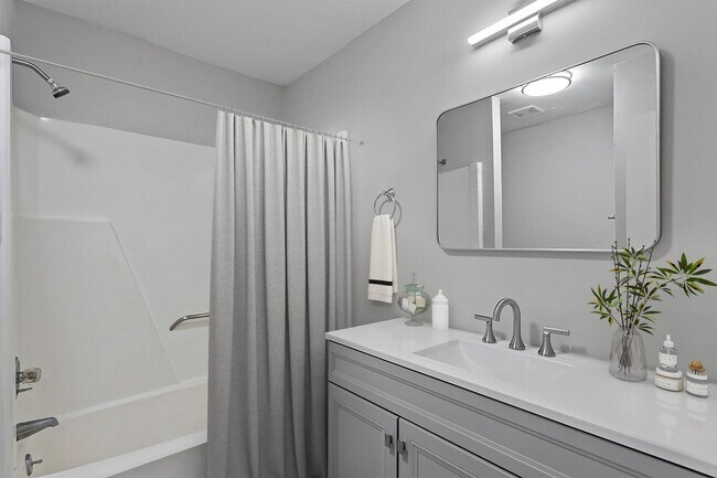 Building Photo - Beautifully Renovated Townhouse Near Downtown Clayton- EARN A MOTH OF UTILITIES!!