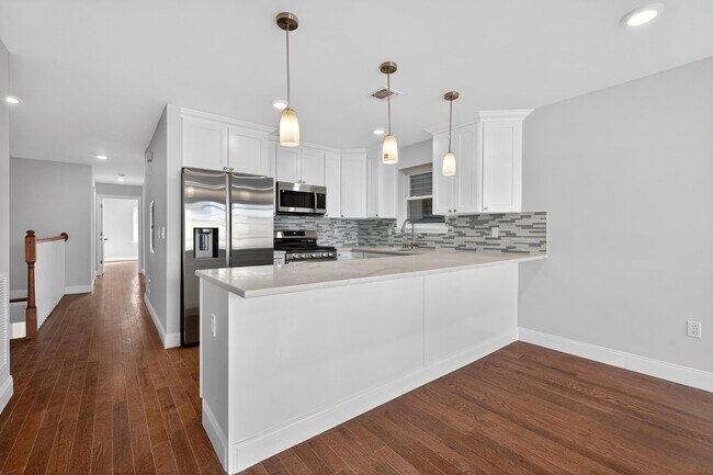 Building Photo - 40 E 5th St