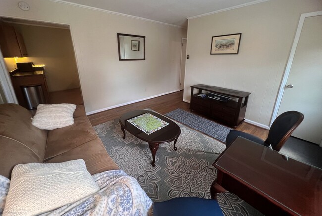 Building Photo - Charming 3 bedroom, 1 1/2 bathroom home in...