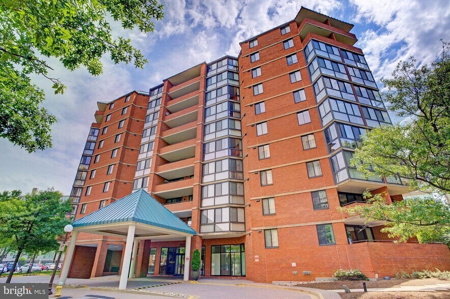 Building from street - 1001 N Randolph St