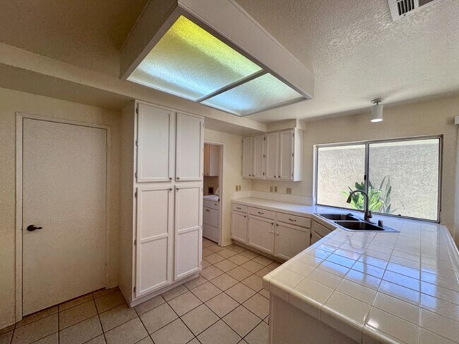 Building Photo - Spacious 3 Bedroom Home with High Ceilings...