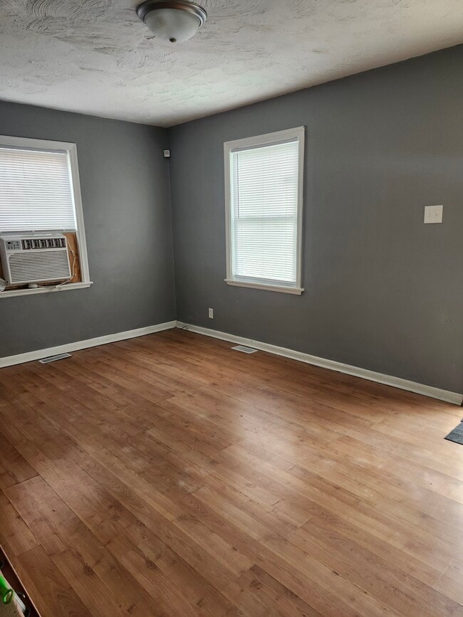 Building Photo - 2219