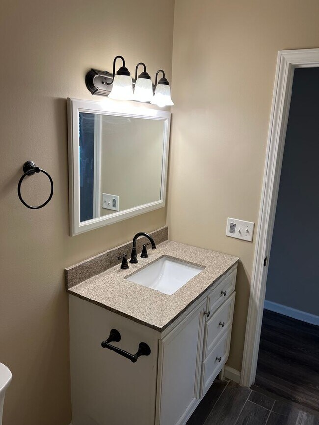 Building Photo - 1006 Lake Ave