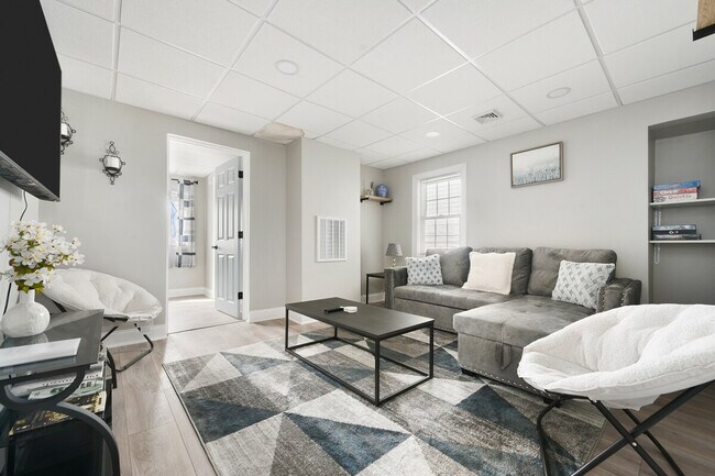 Building Photo - 444 Oneida St