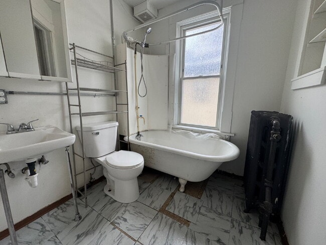 Building Photo - Upper level 3-Bed Duplex with Hardwood Elegance & 2 Baths in North Minneapolis!