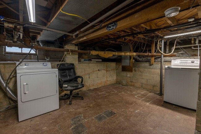 Building Photo - Cozy 4 Bedroom/2 Bathroom Detached Home in...