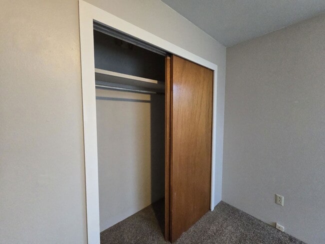 Building Photo - 633 NE Channon Ave