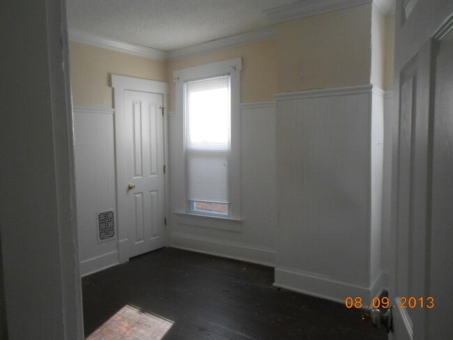 Building Photo - 166-168-168 E 11th Ave