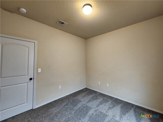 Building Photo - 712 Creekside Cir