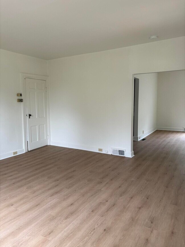 Building Photo - 201 Oak St