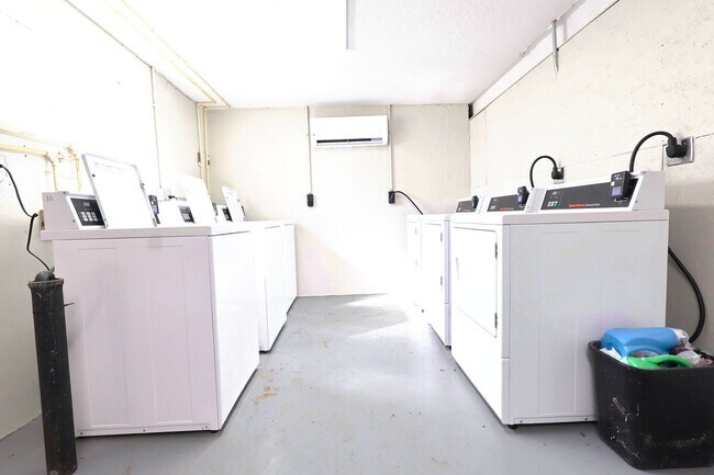 Building Photo - Beautiful 1 Bedroom w/ Off-Street Parking