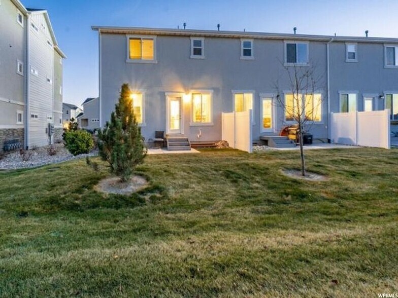 Building Photo - 132 W Silver Springs Dr