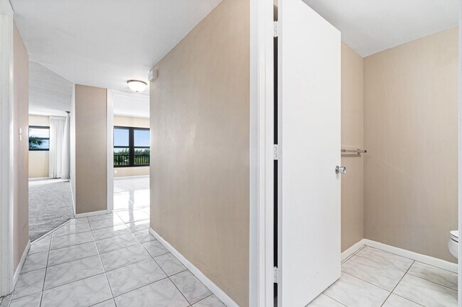 Building Photo - 3200 Port Royale Dr N