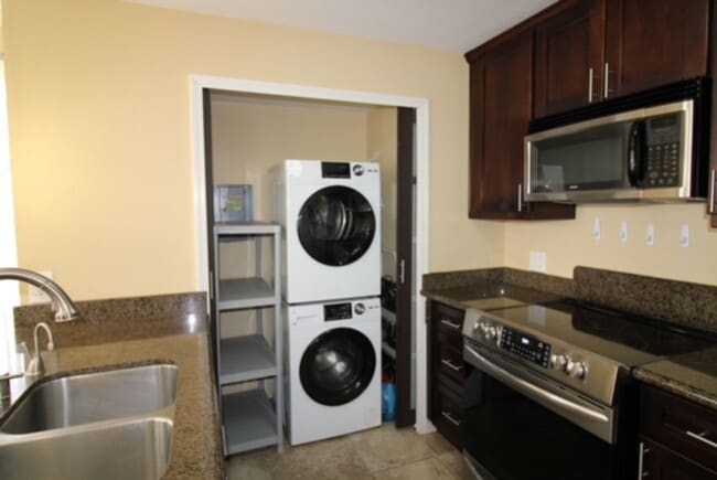 Building Photo - Beautiful 2 Bedroom and 2 Bath Apartment i...