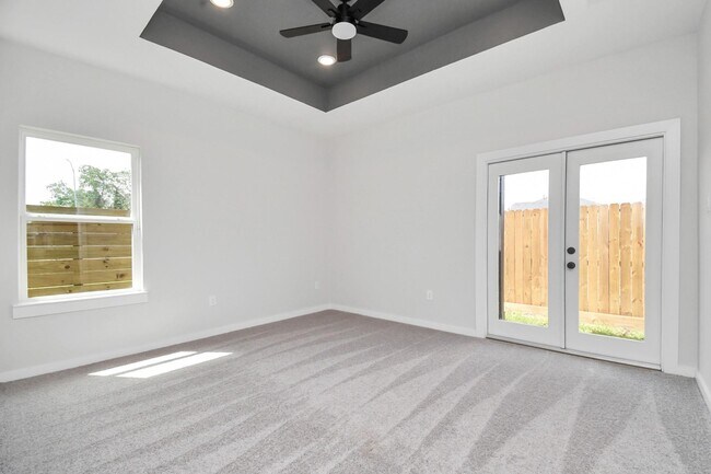 Building Photo - 7926 Gladstone St