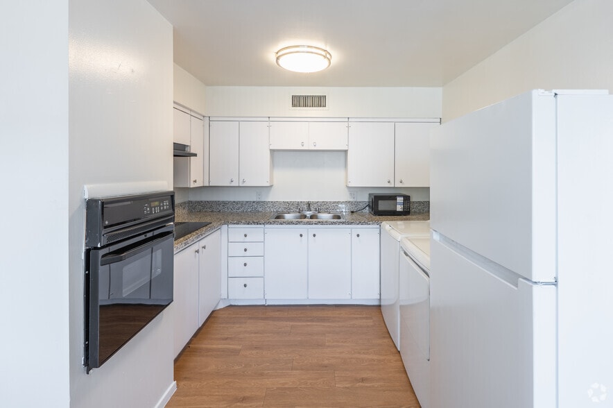 1BR, 1BA - 850SF - Kitchen - Park Arms Apartments
