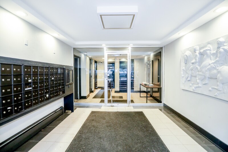 Building Photo - 541 W Briar Pl