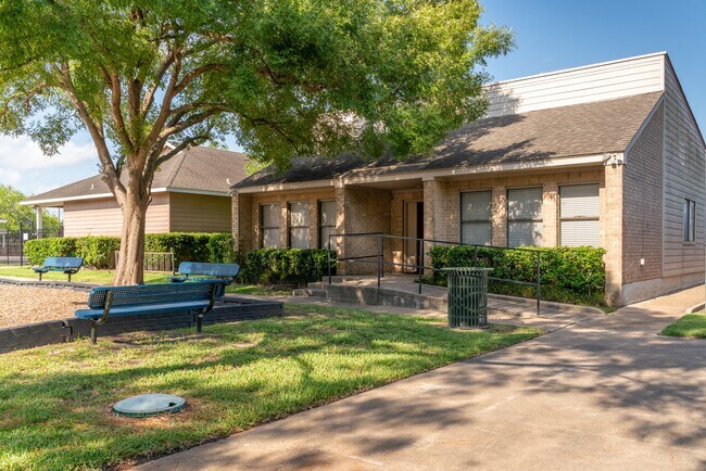 Building Photo - 1704 Crystal Hills Dr