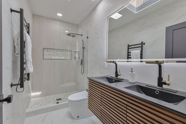 Building Photo - Spacious Fully Renovated Tudor Duplex w/ 3...