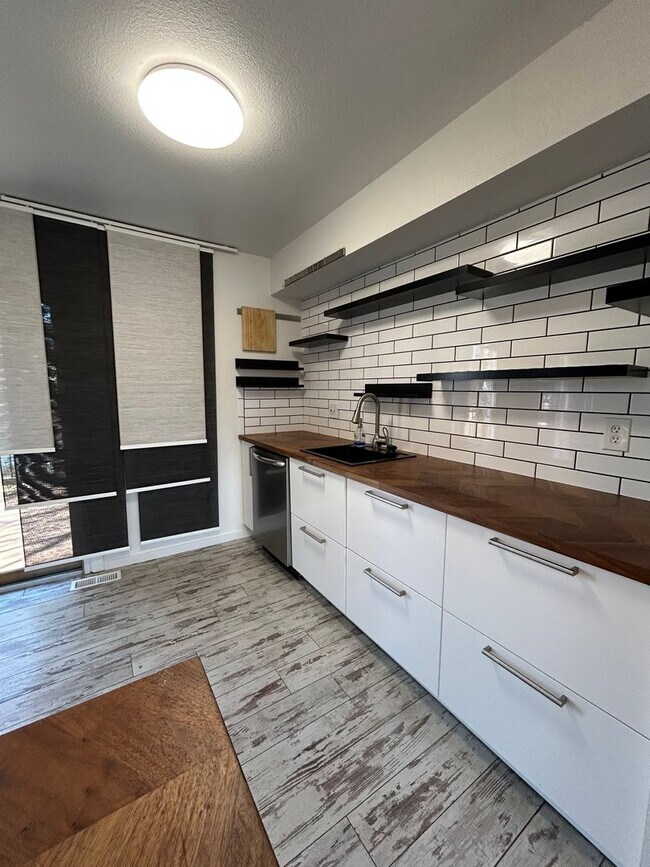 Building Photo - Stunning 4 BR/2 BA Morrison Home!!