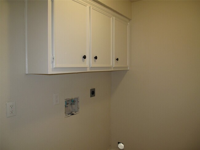 Building Photo - 6906 Sandy Knolls Dr