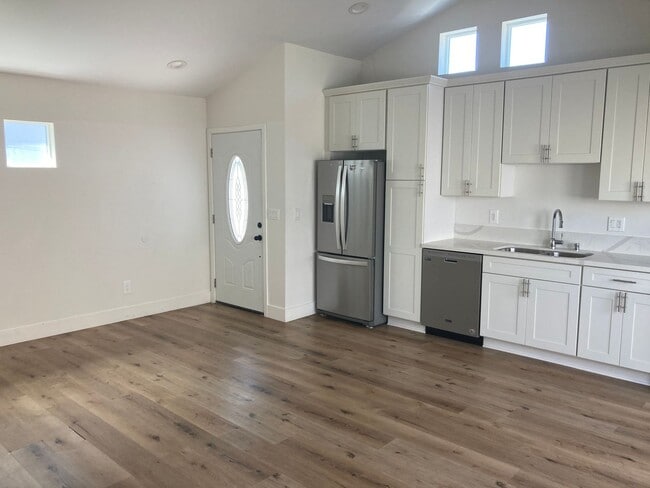 Building Photo - Updated Home in Heart of LA!