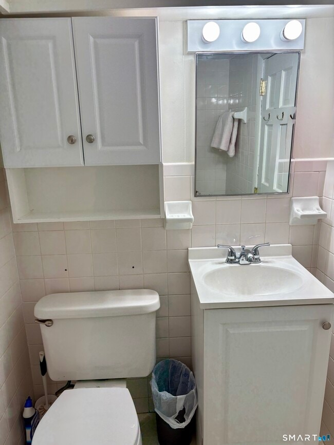 Building Photo - 124 Pemberwick Rd