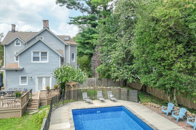 Building Photo - 139 W 4th Ave