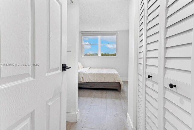 Building Photo - 2821 N Miami Beach Blvd