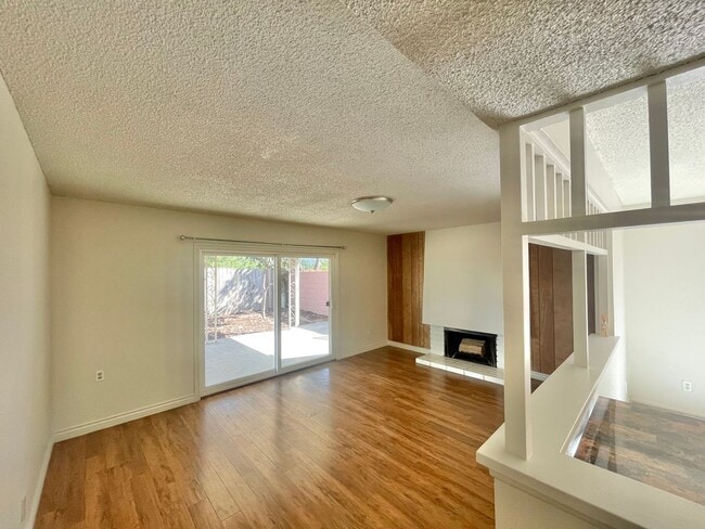 Building Photo - Spacious 3 Bed 2 Bath House w/ Central A/C...