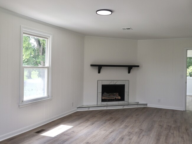 Building Photo - 129 Lake Point Dr