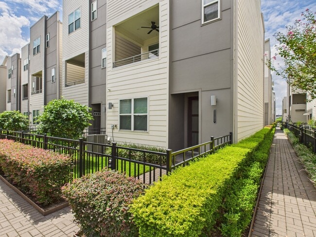 Building Photo - 2761 Clinton Dr
