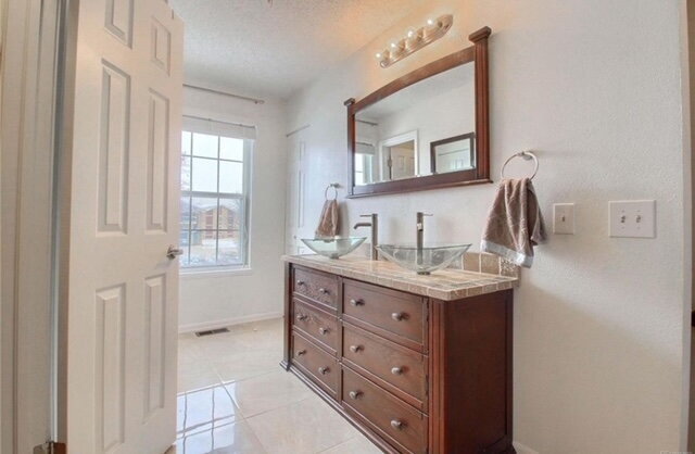 Building Photo - Charming Two-story, 1 bed, 1 Bath Townhome...
