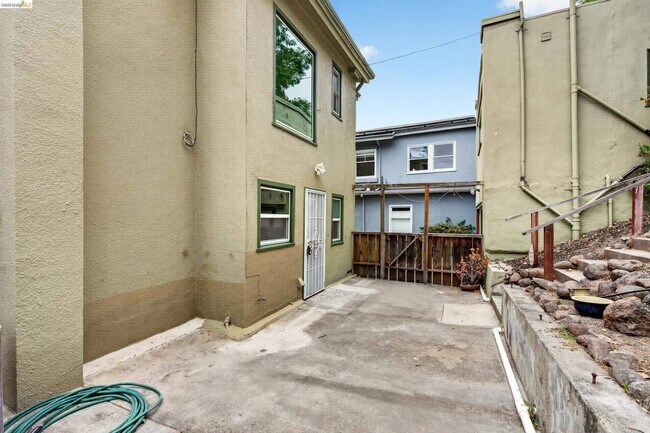Building Photo - 846 Mandana Blvd