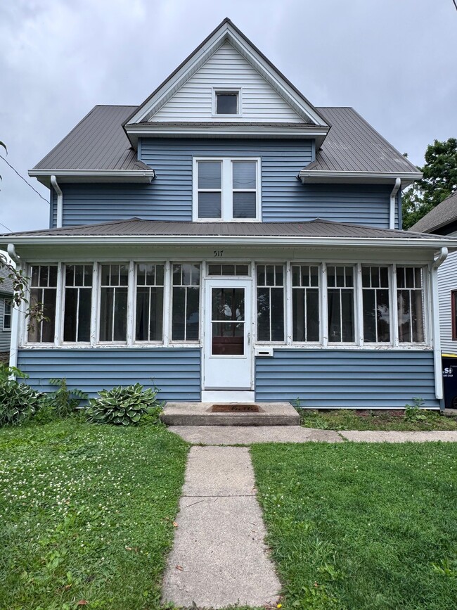 Building Photo - 517 Division St