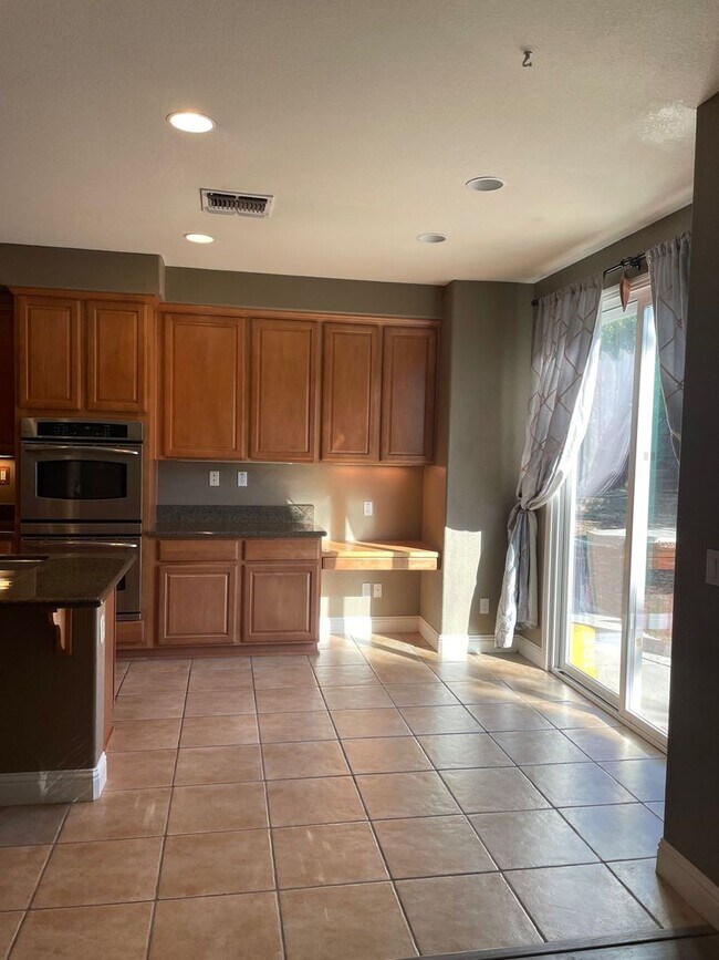 Building Photo - Beautiful 5 Bedroom 3 Bath Home in Twelve ...