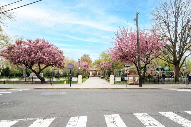 Building Photo - 264 9th St