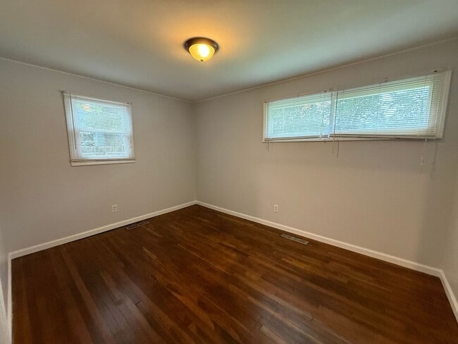 Building Photo - 515 Oak Ln