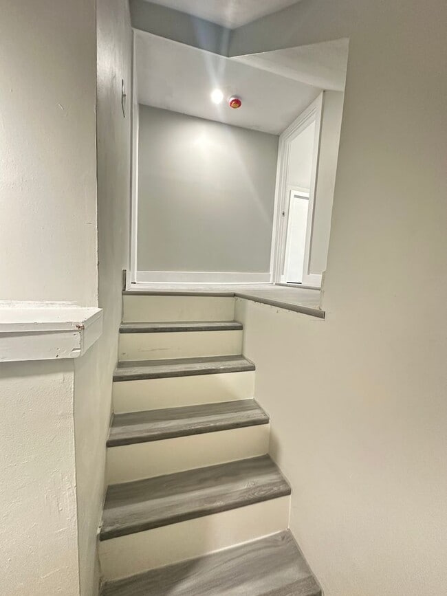 Building Photo - Renovated 4 Bedroom and 1.5 Bath