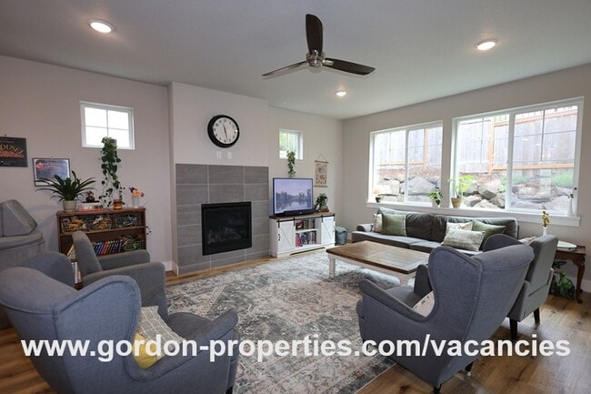 Building Photo - SE Golden Eagle Ln - 4 bedroom home in Hap...
