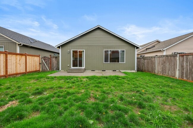 Building Photo - Move in ready! 3 bedroom rambler - Great l...