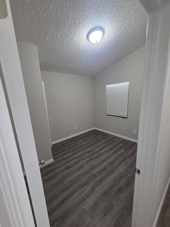 Building Photo - 3 bed 2 bath