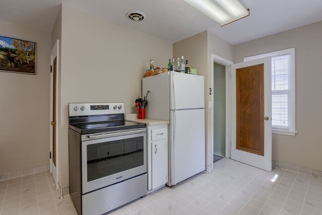 Building Photo - Charming 2 Bedroom With Spacious Living In...