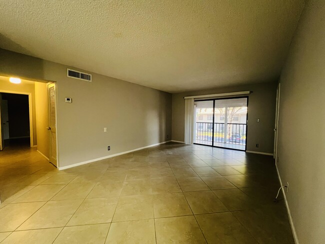 Building Photo - 9875 Pineapple Tree Dr