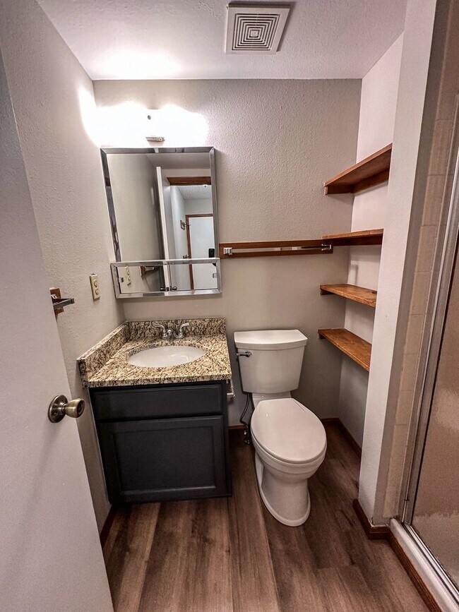 Building Photo - Large Updated 3-Bed 2-Bath Townhome w/ Gar...