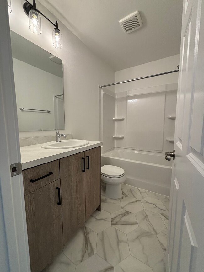 Building Photo - 3 Bed 3 Bath Townhome