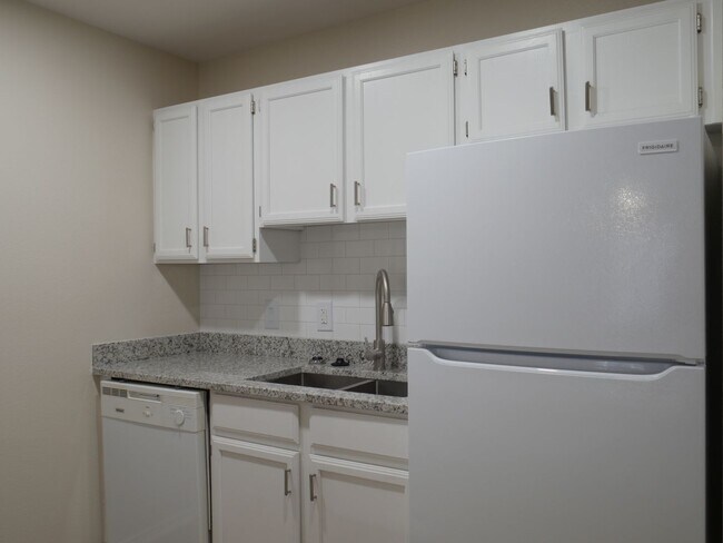 Building Photo - Solms 1 Bed | 1 Bath 670 Sq. Ft.
