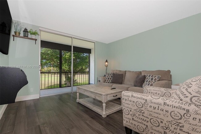 Building Photo - 9811 N Hollybrook Lake Dr